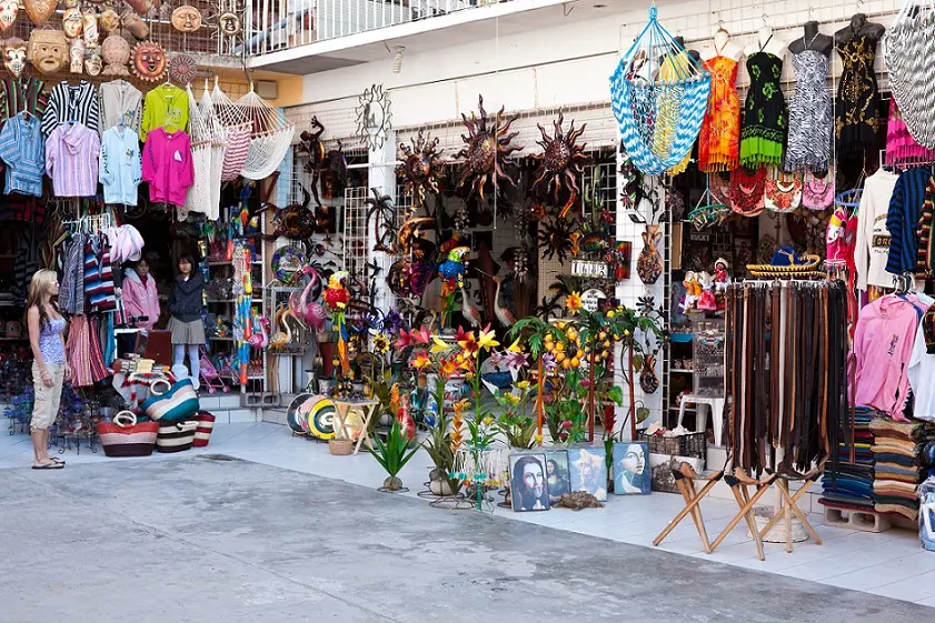 Tienda con artesan&iacute;as y coloridas prendas, decoraciones y venta callejera.