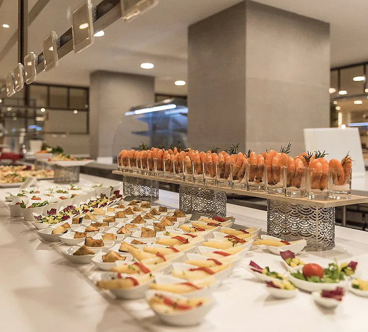 Mesa buffet con canap&eacute;s y brochetas de salm&oacute;n en un sal&oacute;n de eventos