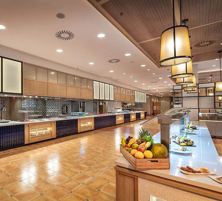 Cocina buffet luminosa con mostrador de frutas y l&aacute;mparas colgantes