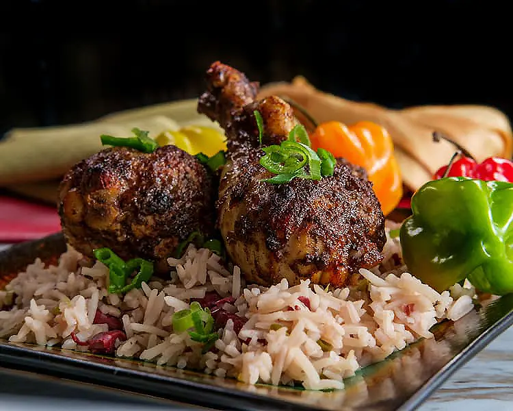 Alb&oacute;ndigas de carne a la parrilla con arroz y verduras frescas en plato