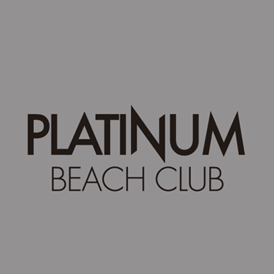 Logotipo &ldquo;Platinum Beach Club&rdquo; sobre fondo gris.