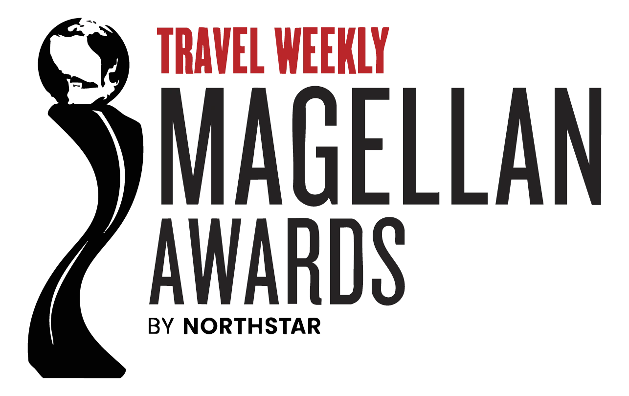 Texto &ldquo;Travel Weekly&rdquo; y &ldquo;Travel Weekly Magazines&rdquo; sobre fondo negro.