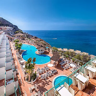 Vista del mar y piscina desde un hotel en la costa.