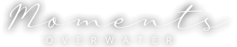 Logotipo &ldquo;Momentos&rdquo; y texto &ldquo;OVER WATER&rdquo;. Fondo oscuro con contornos de onda.