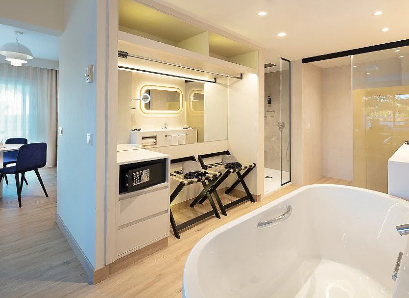 Cocina integrada, encimera y cocina con ba&ntilde;era de hidromasaje en el interior