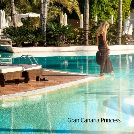 Mujer junto a una piscina en un hotel tropical, Gran Canaria Princess.