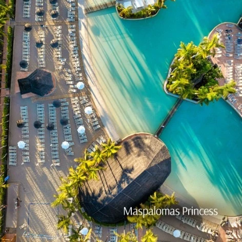 Vista a&eacute;rea de un hotel con piscina azul y palmeras en Maspalomas Princess