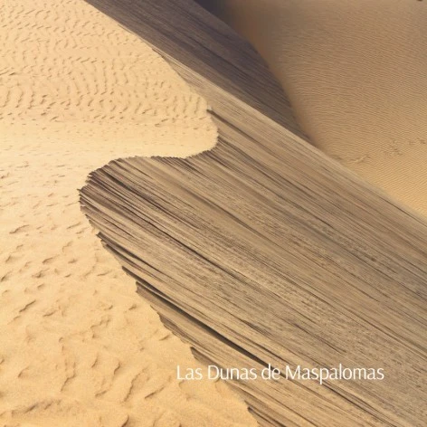 Dunas de Maspalomas con huellas y tablones de madera en primer plano