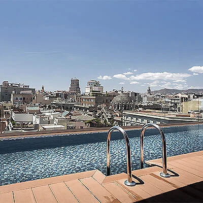 Vista de una terraza con piscina y el casco urbano al fondo.
