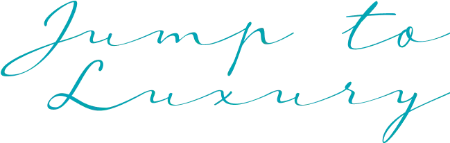 Firma manuscrita en tinta azul sobre fondo negro.