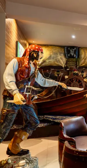 Estatua de soldado con casco rojo y espada en interior museo.