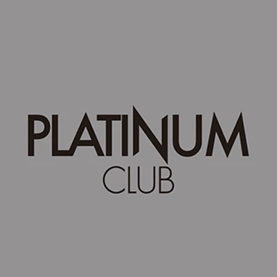 Logotipo &ldquo;Platinum Club&rdquo; en fondo gris.