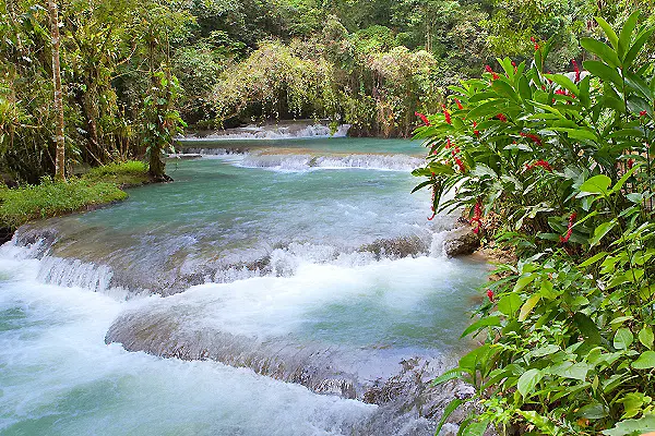 R&iacute;o verde con cascadas y vegetaci&oacute;n tropical alrededor.