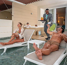 Personal spa atendiendo a hu&eacute;spedes en camillas y ba&ntilde;era de hidromasaje