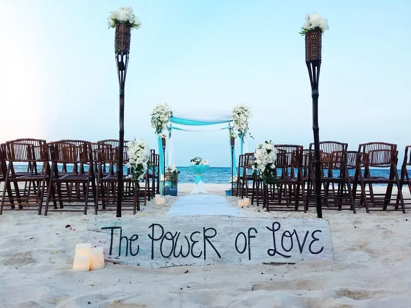 Arco de boda con silla de madera y vista al mar, &ldquo;Power of Love&rdquo;