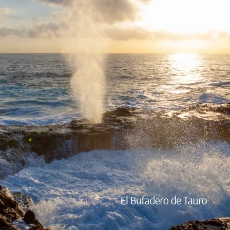 Chorro de agua del Bufadero de Tauro frente al mar al atardecer