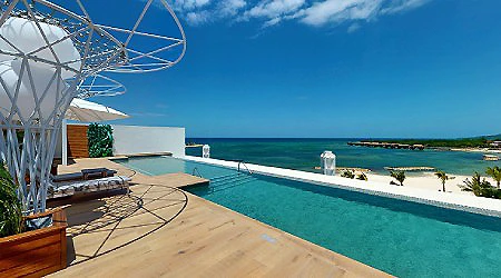 Terraza con piscina y vistas al mar desde un barco en el Caribe