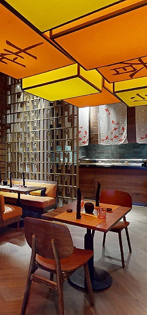 Interior de restaurante con mesas, sillas y toldos amarillos del techo