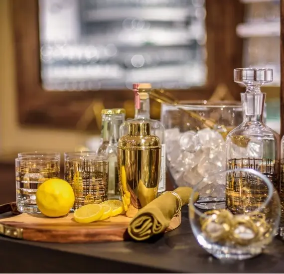 Botellas, vasos y limones sobre una mesa en un bar.