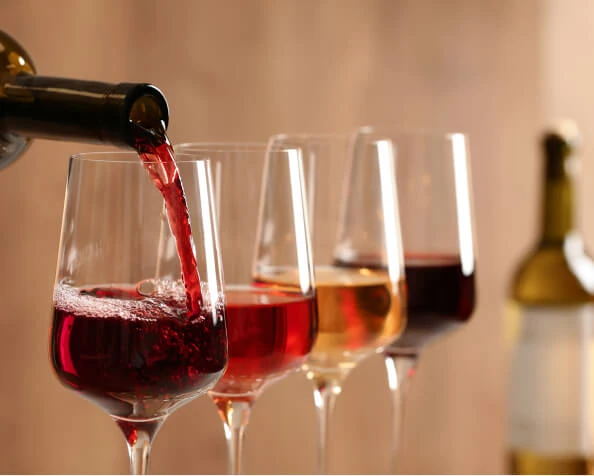Vierta de vino tinto en copas de cristal.