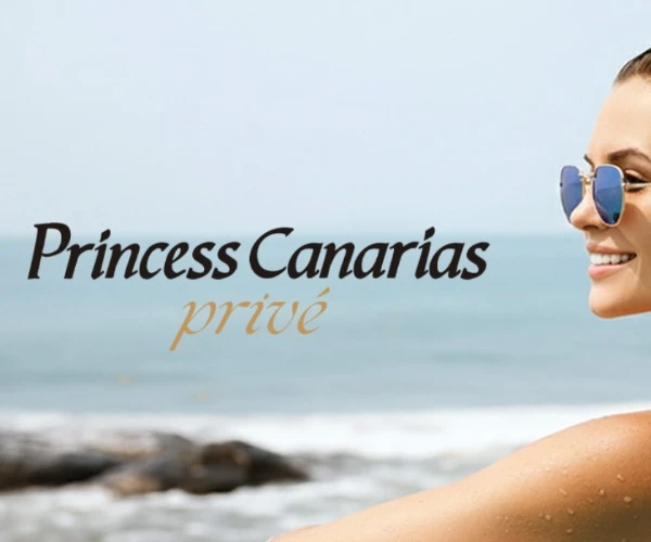Mujer sonriente en la playa con gafas azules y el texto &ldquo;Princess Can&aacute;rias&rdquo;.