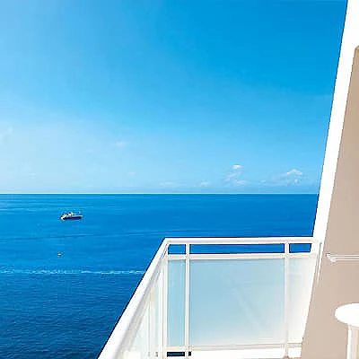 Vista del mar desde el barco con cielo azul y horizonte lejano.