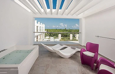 Terraza moderna con hamaca blanca y sillas moradas, vista al exterior