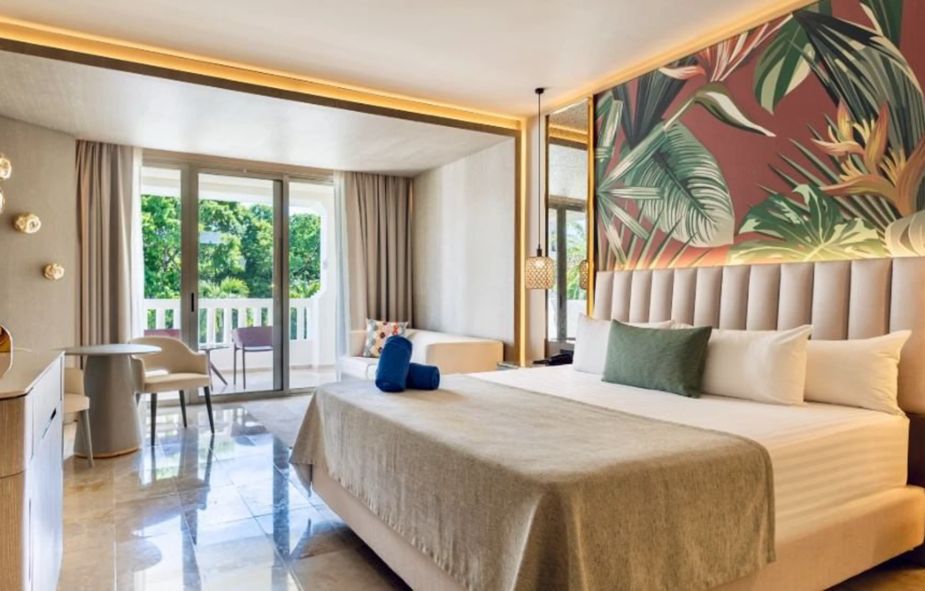 Dormitorio moderno con cama, cortinas y pared decorativa tropical, luz c&aacute;lida
