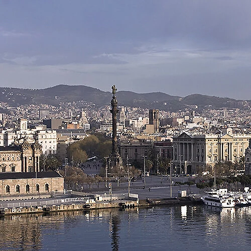 Vista de la ciudad con r&iacute;o y un monumento en primer plano