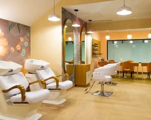 Sala de spa con camillas reclinables y luces c&aacute;lidas