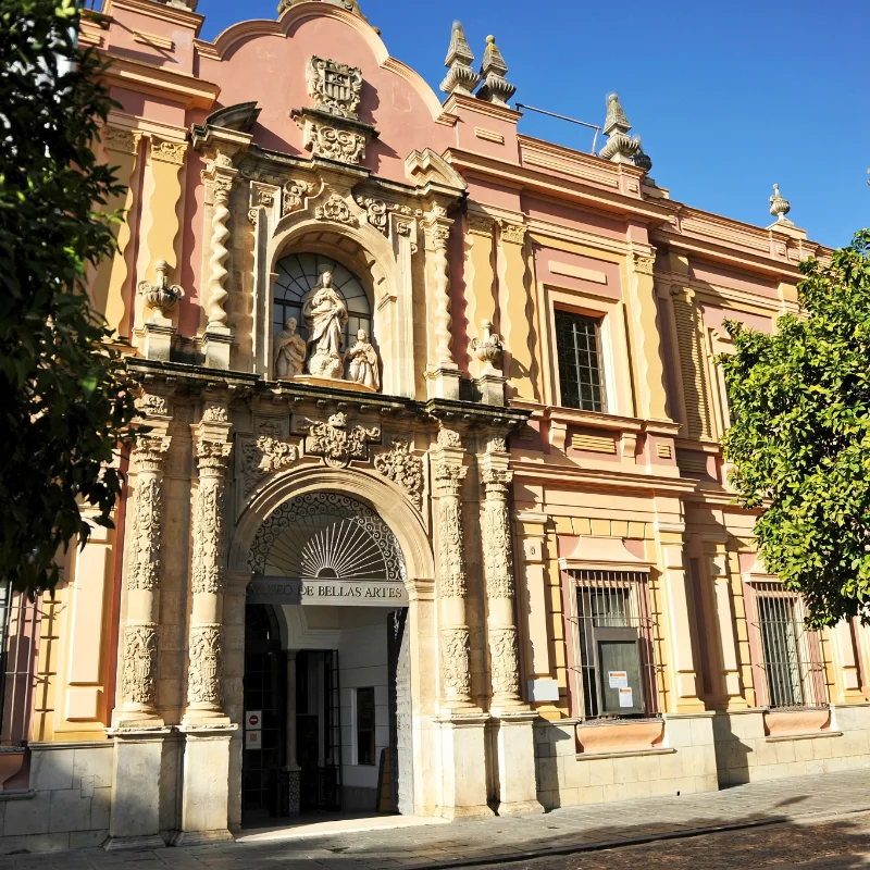 Fachada de un museo de bellas artes con detalles arquitect&oacute;nicos ornamentados.