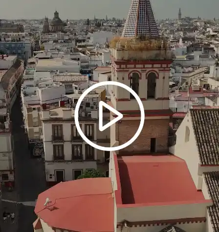 Vista a&eacute;rea de una ciudad con edificios antiguos y una iglesia.