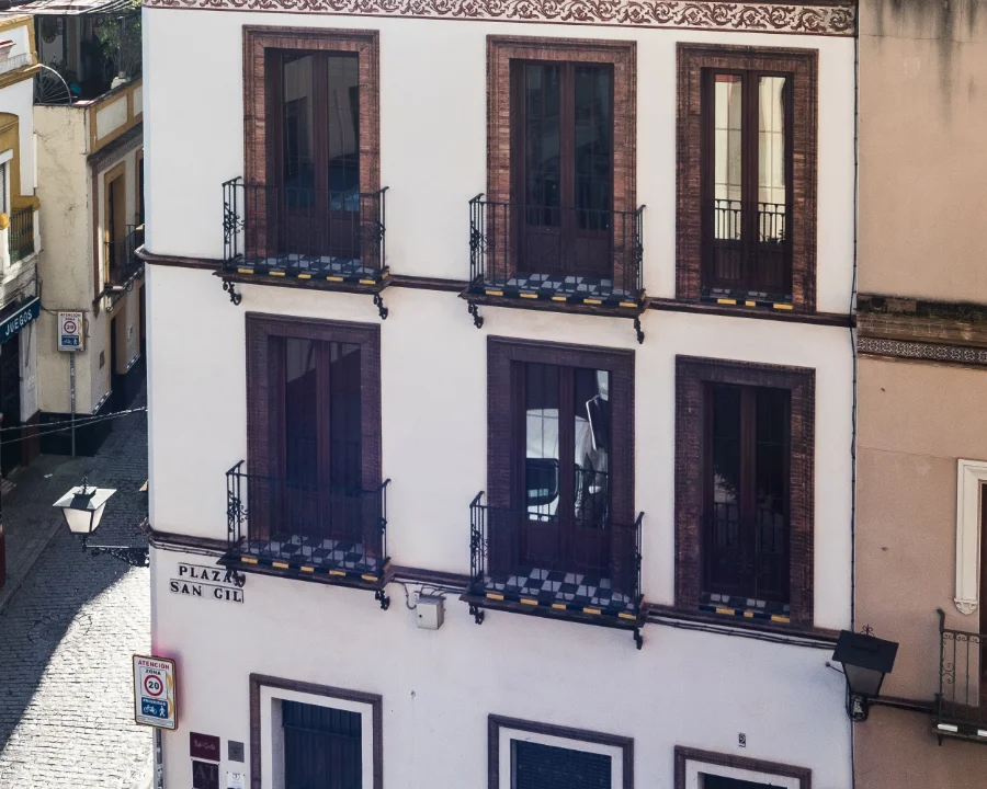 Fachada de edificio con balcones en una esquina de la Plaza San Gil.