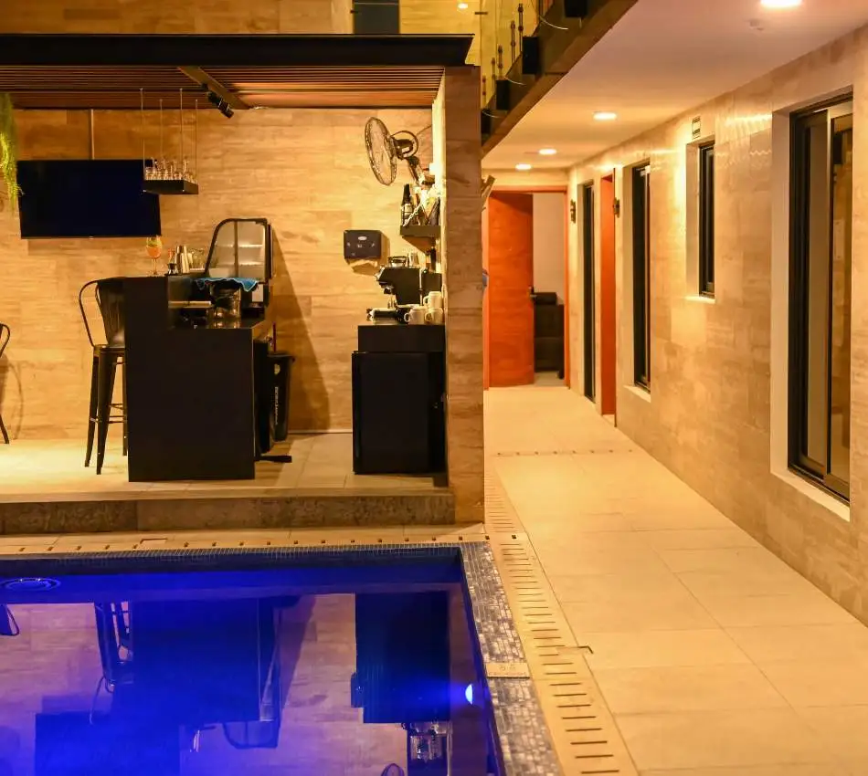 Terraza con piscina, vista de noche