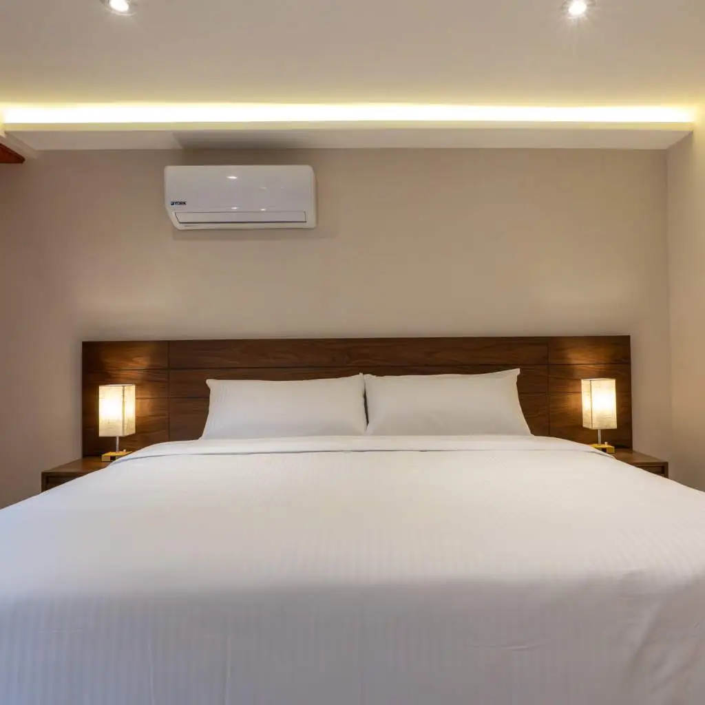 Dormitorio moderno con cama doble, cl&oacute;set y l&aacute;mparas a cada lado.