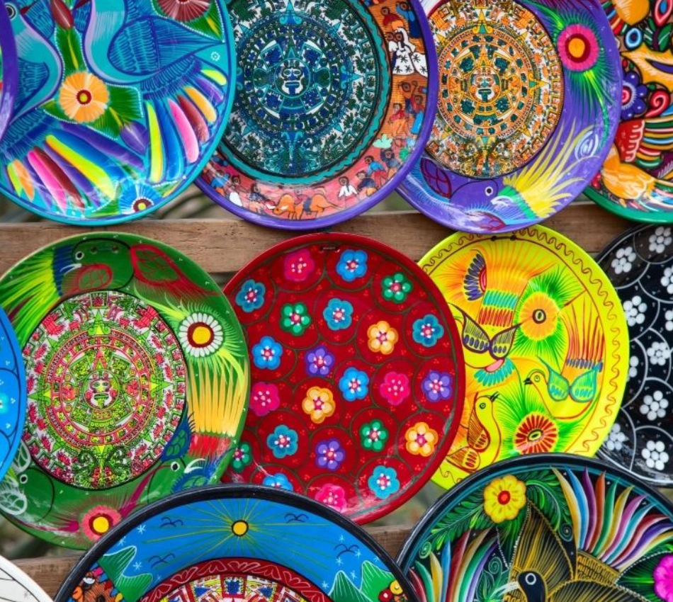 Platos de barro coloridos con dise&ntilde;os tradicionales y vibrantes.