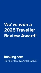 Texto sobre fondo azul: "We've won a 2025 Traveller Review Award! Booking.com Traveller Review Awards 2025."