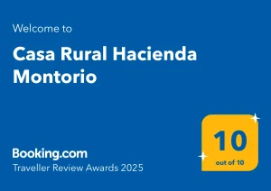 Texto azul: "Casa Rural Hacienda Montorio". Calificaci&oacute;n: 10/10 en amarillo. Booking.com 2025.