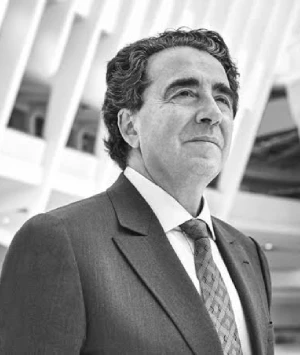 Hombre de traje y corbata en blanco y negro, mirando al frente.