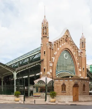 Edificio antiguo con techo de vidrio y ladrillo, estilo arquitect&oacute;nico cl&aacute;sico.