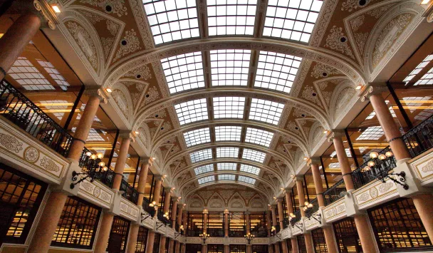 Techo de cristal con arcos en un edificio elegante y amplio.