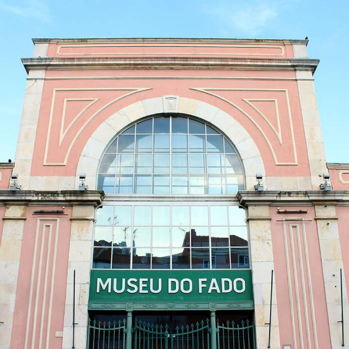 Fachada do Museu do Fado em Lisboa com detalhes arquitet&ocirc;nicos.
