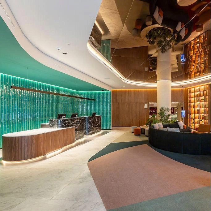 Recep&ccedil;&atilde;o de hotel moderna com design colorido e iluminado.