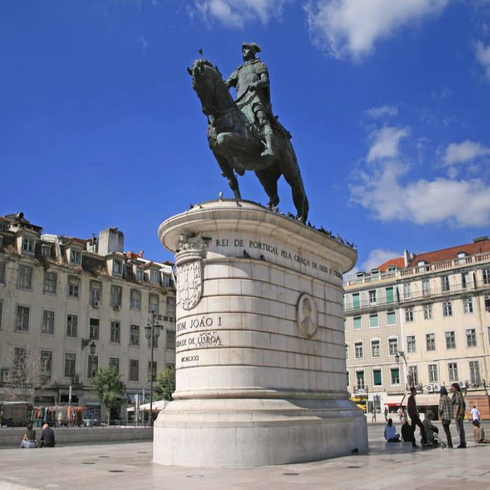 Est&aacute;tua equestre de D. Jo&atilde;o I em pra&ccedil;a de Lisboa, c&eacute;u azul ao fundo.