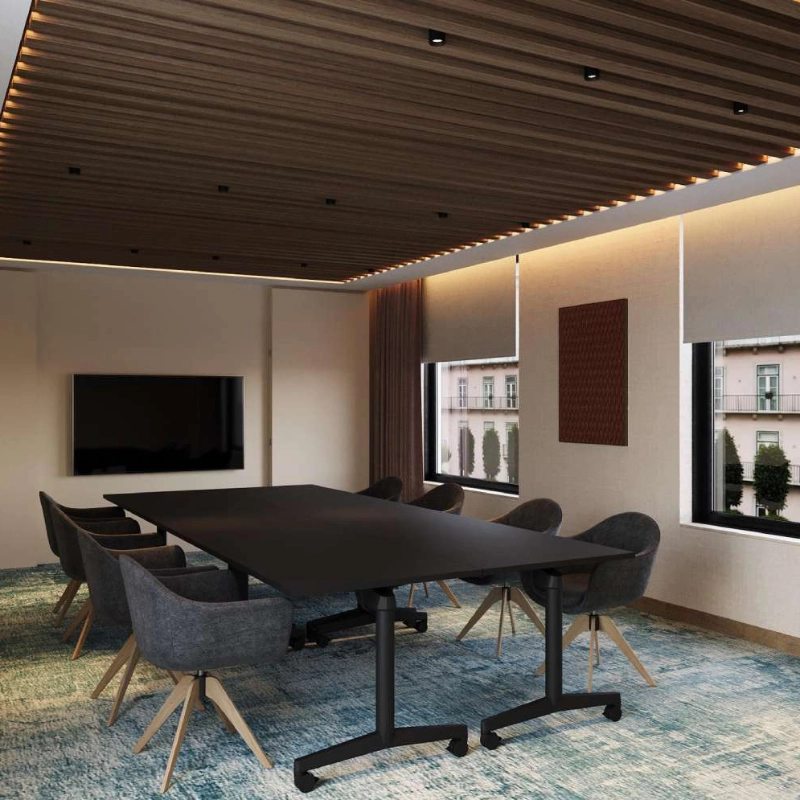 Sala de reuni&atilde;o moderna com mesa preta e cadeiras cinzas.