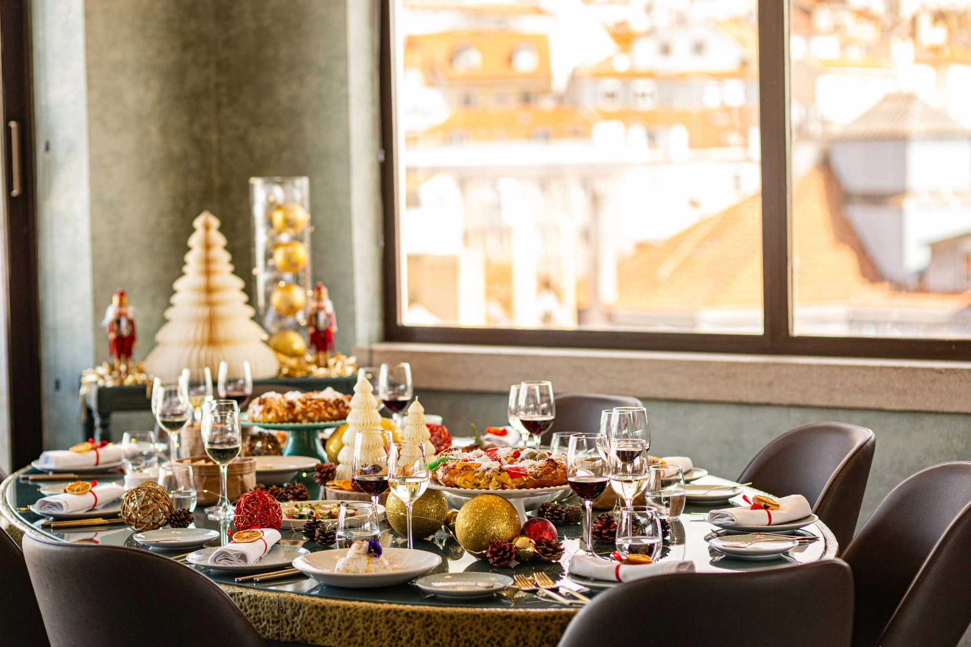 Mesa de jantar decorada para o Natal com toques elegantes e festivos.