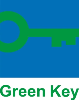 Logotipo Green Key com uma chave verde sobre fundo azul.