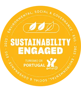 Selo "Sustainability Engaged" do Turismo de Portugal, com &iacute;cone de folhas.