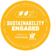 Selo redondo laranja com "Sustainability Engaged" e desenho de folhas.