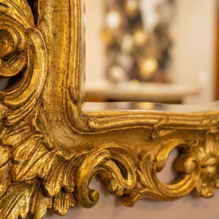 Marco dorado ornamentado con dise&ntilde;os florales intrincados.
